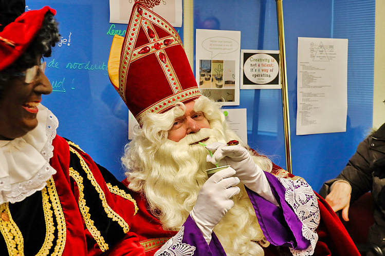 Aankomst van de Sint en zijn Zwarte Pieten in Waarder_061